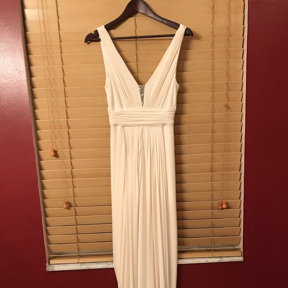 Gorgeous white gown - Picture 2 of 4